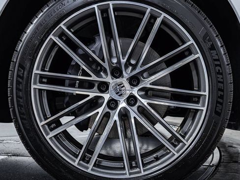 Certified 2025 Porsche Macan AWD/4WD image 22