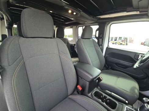 Used 2025 Jeep Wrangler Unlimited Sport AWD/4WD image 18