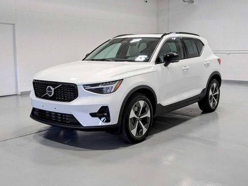 Used 2025 Volvo XC40 B5 Plus w/ Protection Package Premier AWD/4WD image 1