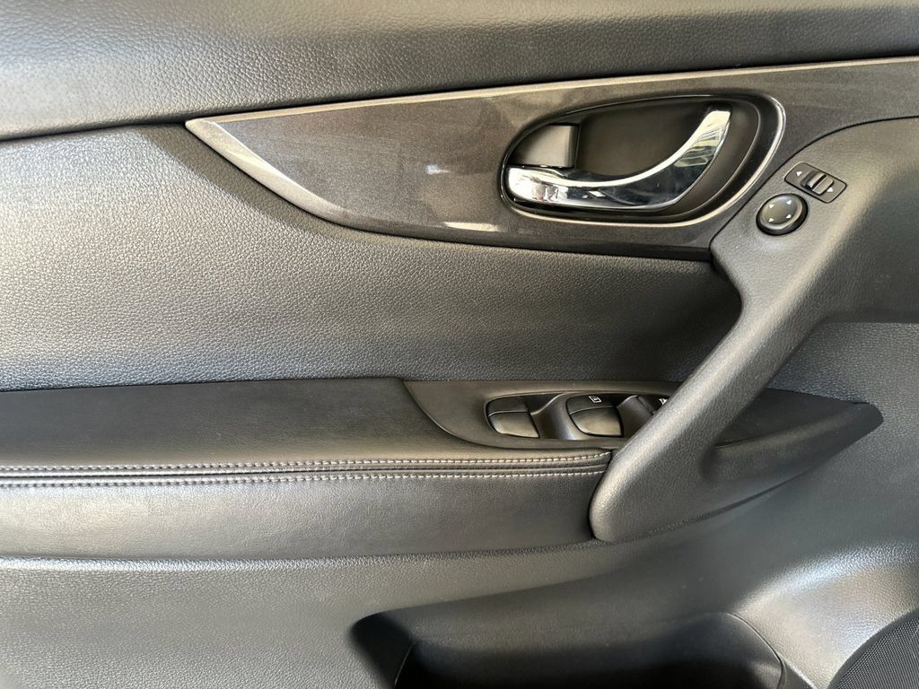 Used 2017 Nissan Rogue SV w/ Sun & Sound Touring Package FWD image 10