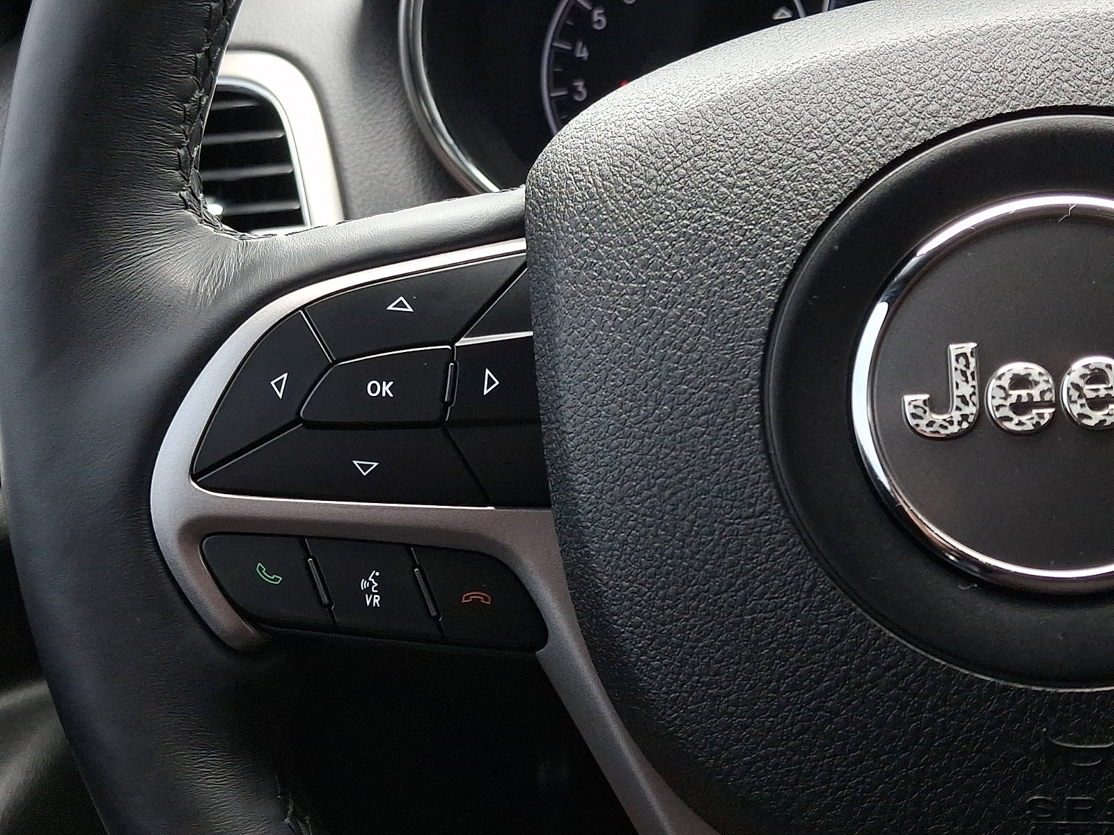 Used 2018 Jeep Grand Cherokee Altitude AWD/4WD image 21