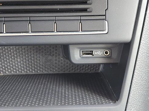 Used 2017 Volkswagen Tiguan S image 25