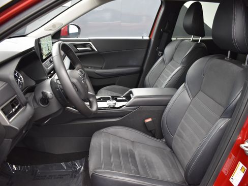 Used 2025 Mitsubishi Outlander SE image 11