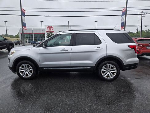 Used 2019 Ford Explorer XLT w/ Equipment Group 202A AWD/4WD image 8