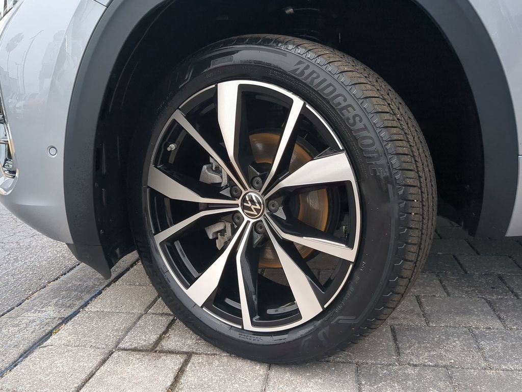 Certified 2024 Volkswagen Atlas Cross Sport SEL Premium R-Line AWD/4WD image 37
