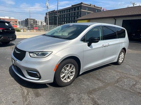 Used 2024 Chrysler Pacifica Touring-L FWD image 3