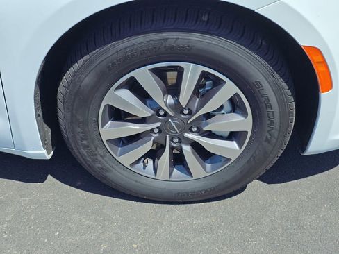 Used 2023 Chrysler Pacifica Limited FWD image 10