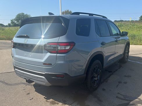 Used 2025 Honda Pilot TrailSport image 5