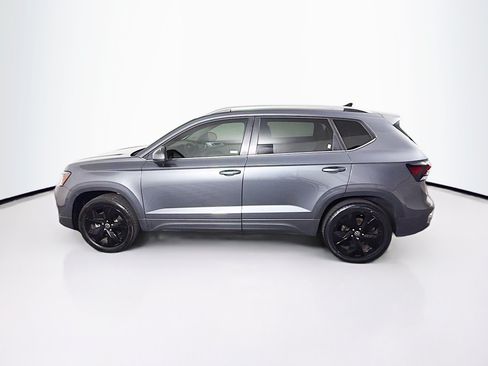 Used 2025 Volkswagen Taos SE FWD image 4