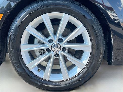 Used 2019 Volkswagen Beetle 2.0T SE image 32