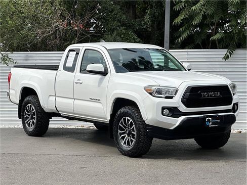 Used 2017 Toyota Tacoma SR5 w/ Tow Package AWD/4WD image 8
