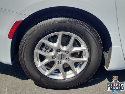 Used 2024 Chrysler Pacifica Touring FWD image 6