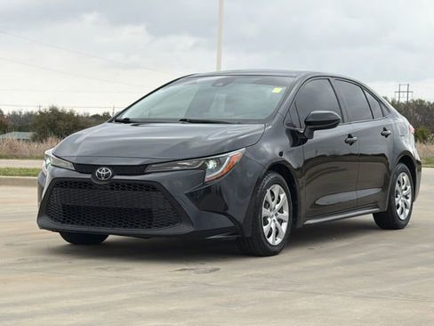 Used 2021 Toyota Corolla LE image 3