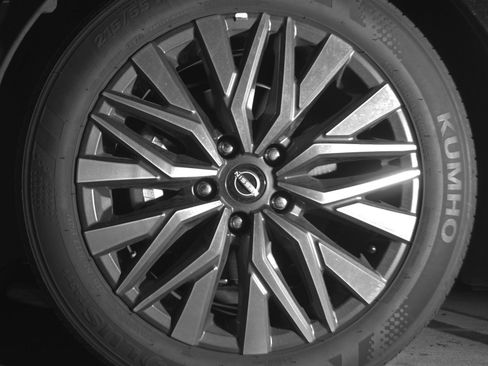Used 2025 Nissan Altima 2.5 SV FWD image 12