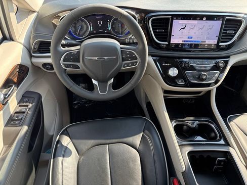 Used 2023 Chrysler Pacifica Limited AWD/4WD image 24