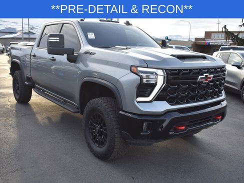 Used 2025 Chevrolet Silverado 2500 ZR2 w/ Technology Package image 6