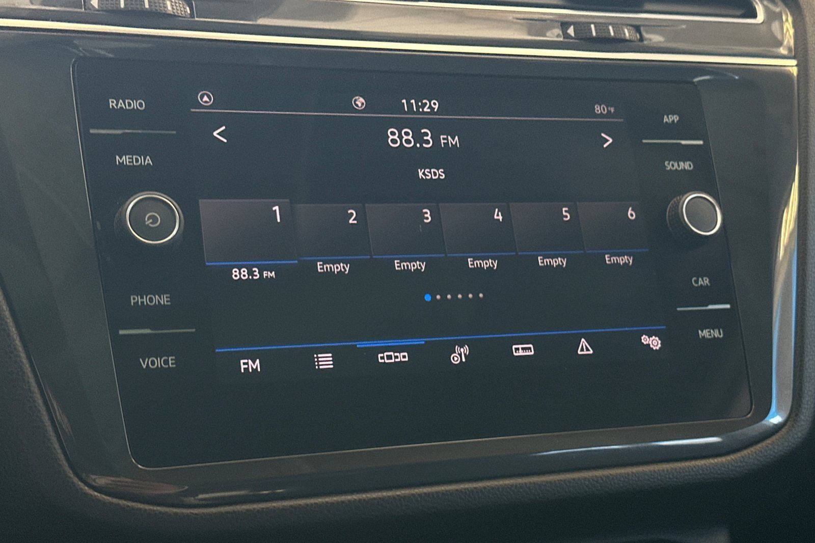 Used 2023 Volkswagen Tiguan SE w/ Panoramic Sunroof Package FWD image 19