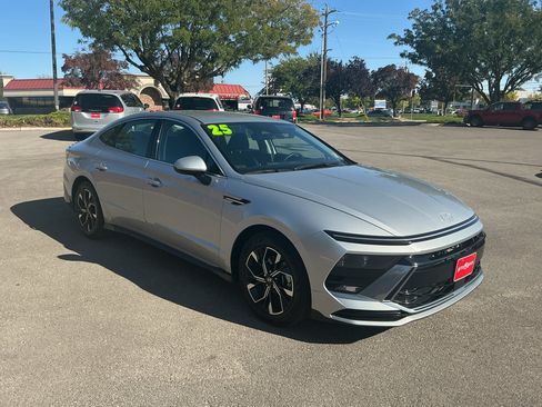 Used 2025 Hyundai Sonata SEL FWD image 3