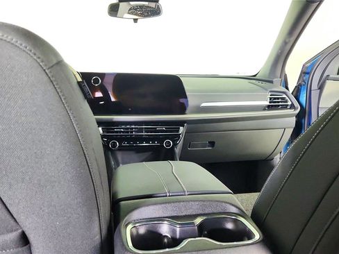 Used 2025 Chevrolet Traverse LT w/ Driver Confidence Package image 29