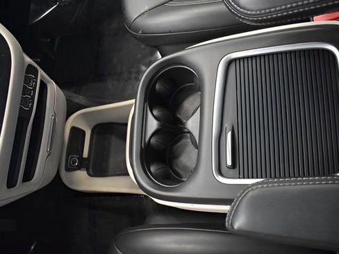 Used 2023 Chrysler Pacifica Touring-L image 31