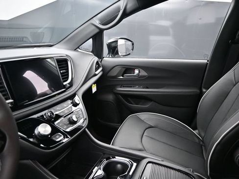 New 2027 Chrysler Pacifica Limited AWD/4WD image 28