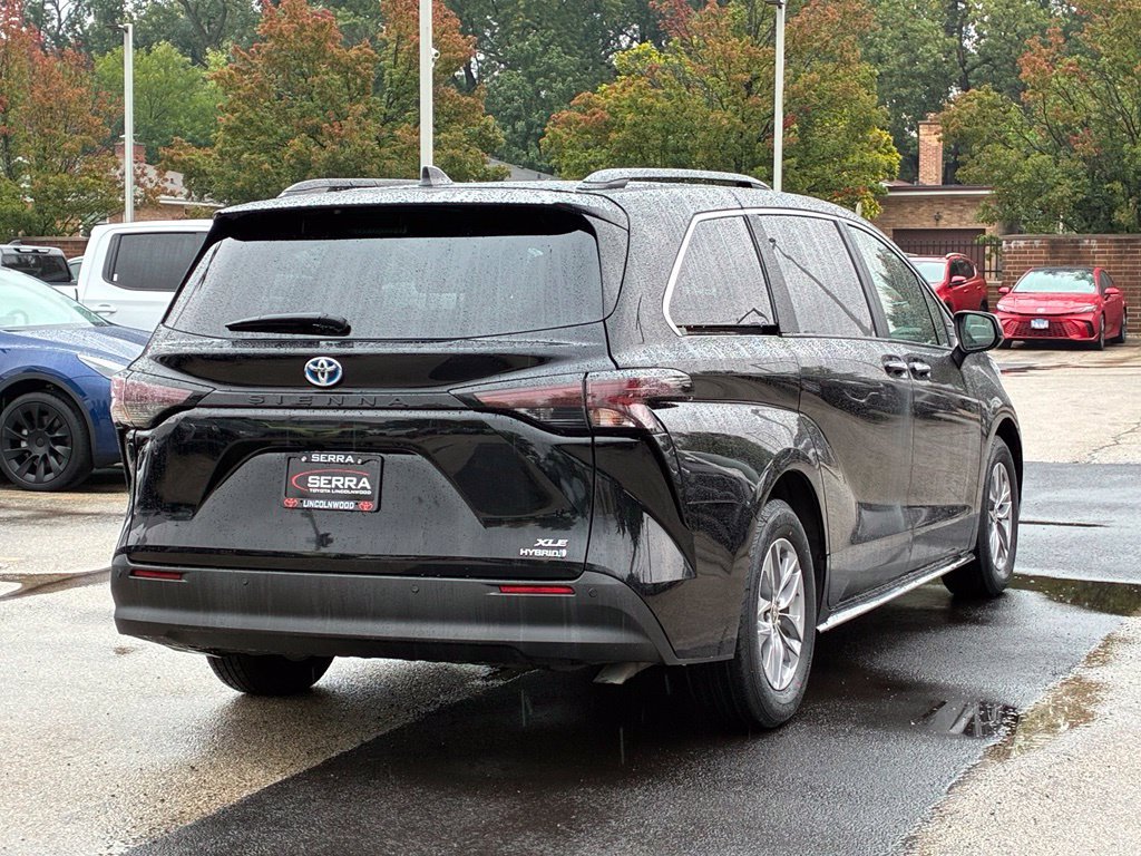 Used 2023 Toyota Sienna XLE FWD image 5