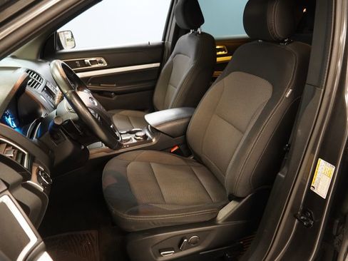 Used 2017 Ford Explorer XLT image 3