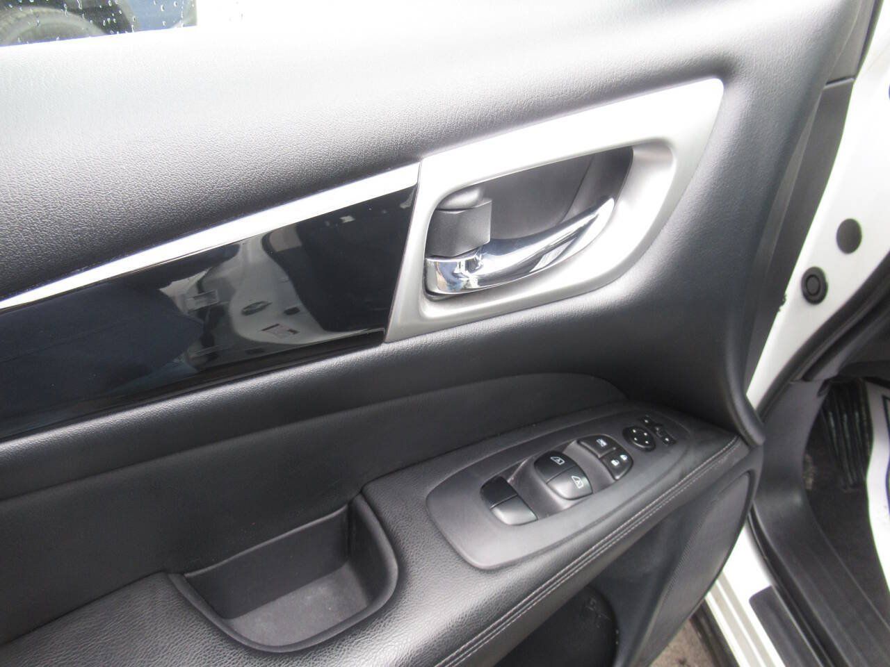 Used 2020 Nissan Pathfinder SV AWD/4WD image 17