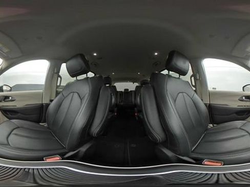Used 2024 Chrysler Pacifica Touring-L FWD image 42