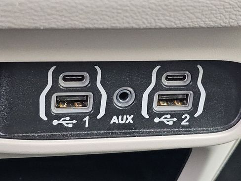 Used 2023 Chrysler Pacifica Touring-L image 12