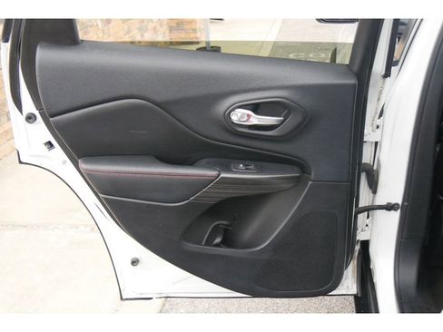 Used 2015 Jeep Cherokee Trailhawk w/ Comfort/Convenience Group image 17