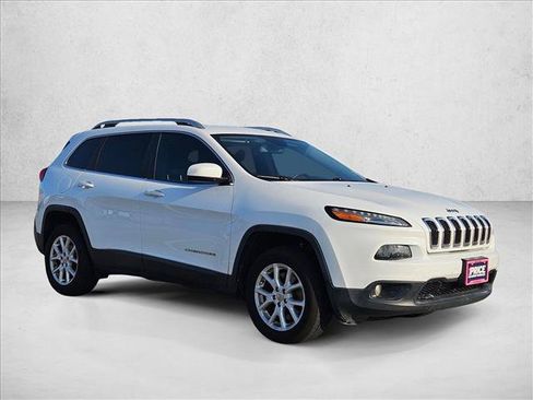 Used 2017 Jeep Cherokee Latitude FWD image 2