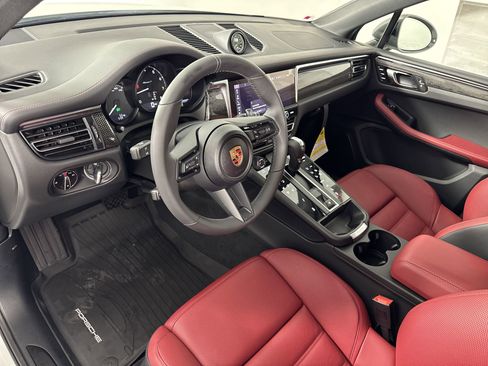 Certified 2025 Porsche Macan Turbo image 4