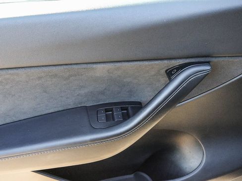 Used 2021 Tesla Model Y Long Range AWD/4WD image 30