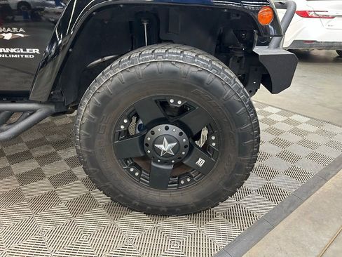 Used 2017 Jeep Wrangler Unlimited Sahara w/ Connectivity Group AWD/4WD image 2