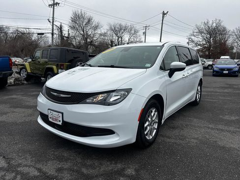 Used 2022 Chrysler Voyager LX image 1
