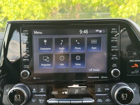 Used 2022 Toyota Highlander XLE AWD/4WD image 25