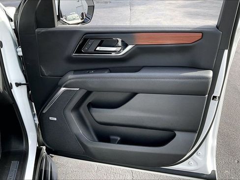 Used 2025 GMC Yukon XL Denali image 28