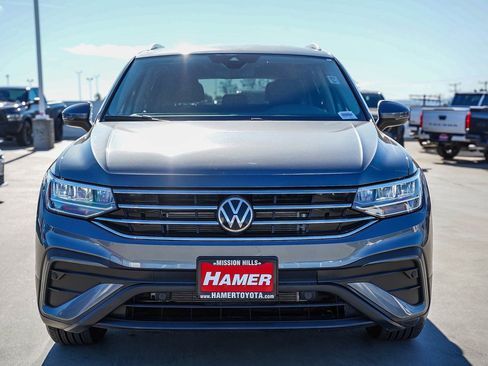 Used 2024 Volkswagen Tiguan SE image 2