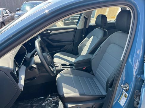 Used 2025 Volkswagen Jetta SE FWD image 36