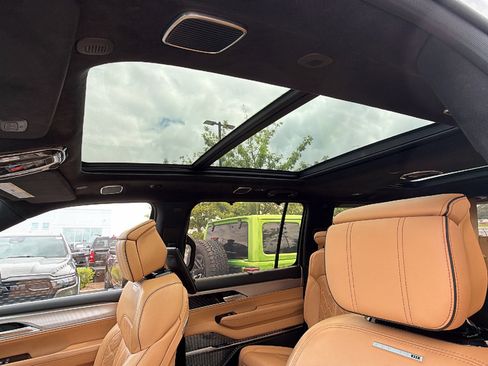 Used 2022 Jeep Grand Wagoneer Series III w/ Rear Seat Video Group 1 AWD/4WD image 18