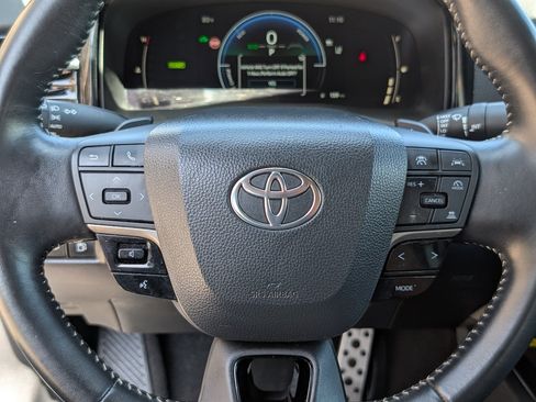 Used 2025 Toyota Camry SE FWD image 18