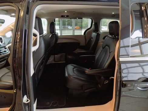 Used 2024 Chrysler Pacifica Touring-L image 21