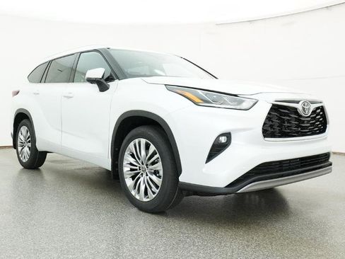 New 2026 Toyota Highlander Platinum image 2