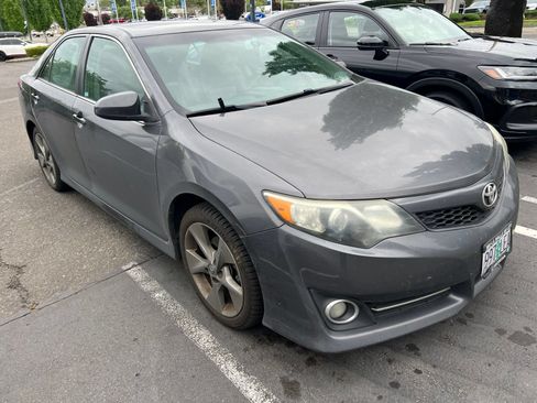 Used 2014 Toyota Camry SE FWD image 3