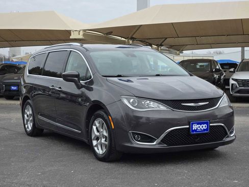 Used 2019 Chrysler Pacifica Touring-L Plus w/ Advanced Safetytec Group image 2