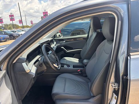 Used 2026 Volkswagen Tiguan SE AWD/4WD image 24