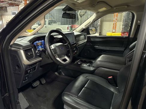 Used 2024 Ford Expedition XLT image 30
