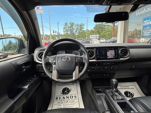 Used 2017 Toyota Tacoma TRD Off-Road w/ Premium & Technology Package image 16