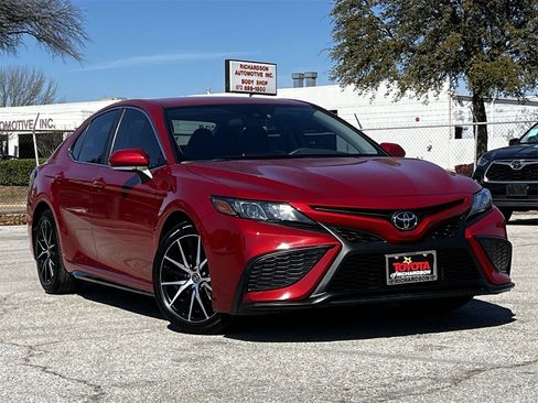 Used 2023 Toyota Camry SE image 2